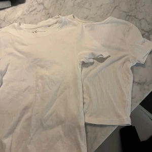 Vita t-shirts  - Säljer dessa två vita t-shirtsen aldrig använda och fina och bara basic kan även använda till träning 