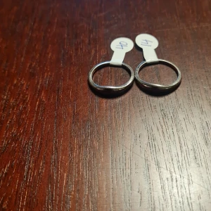 Set med stilrena ringar i olika designer - Säljer ett set med flera ringar i olika designer. Det finns både släta och tvinnade ringar i silver och guld. Perfekta för att mixa och matcha till olika outfits. Alla ringar är i  nyskick och har en elegant och minimalistisk stil. Storlek:12,13,14,15,17,21 Pris: 40:-/Styck 