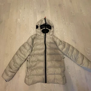 Beige vinterjacka | AI RIDERS ON THE STORM - Beige Vinter/skid jacka med genomskinliga ögon glas!