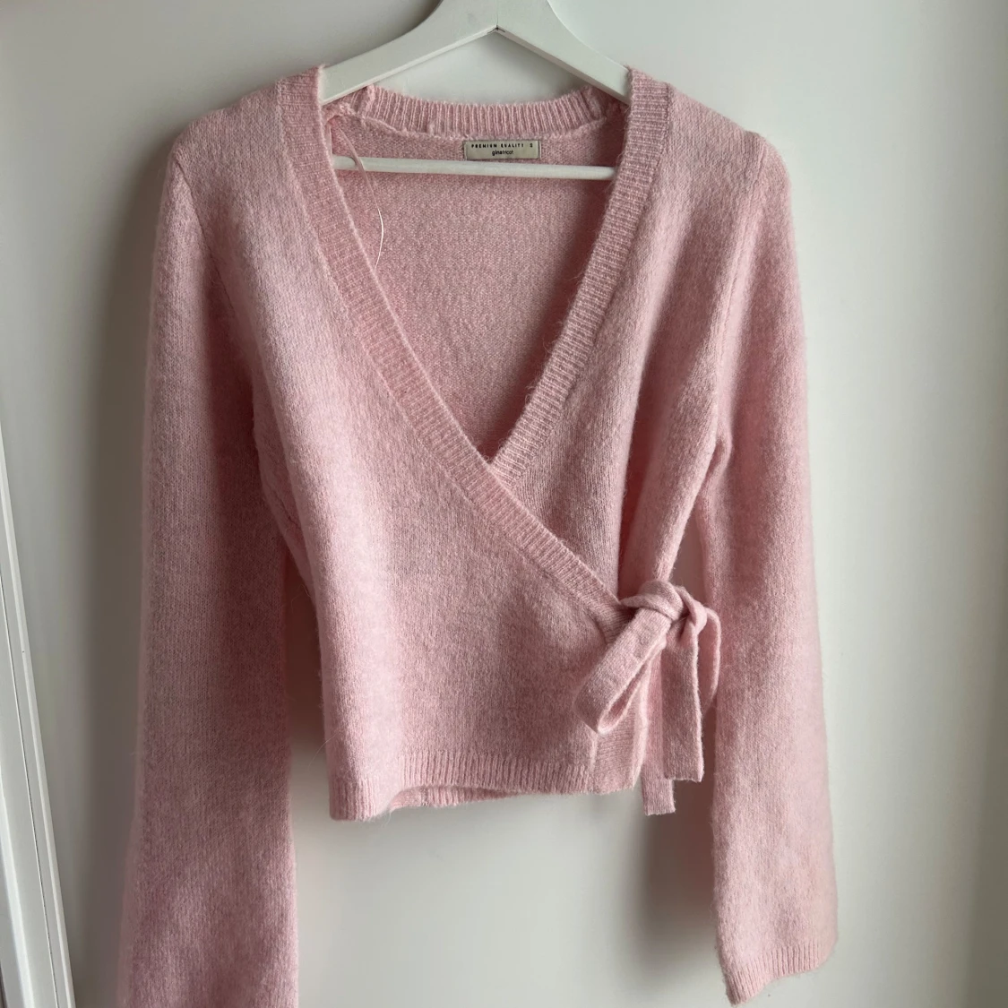 Rosa omlottkofta från Gina Tricot