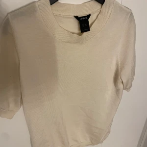 Vit stickad T-shirt från Lindex - Säljer en stilren vit stickad T-shirt från Lindex i storlek XS. 
