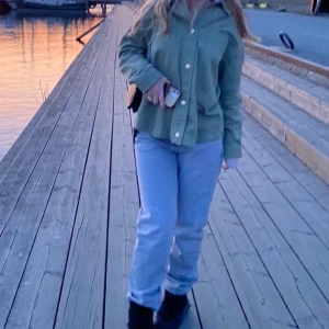 Grön skjortjacka - Säljer en snygg grön skjortjacka med knappar framtill. Perfekt för en avslappnad stil och passar bra till jeans. Jackan har långa ärmar och en normal passform. Perfekt för vår och höst!