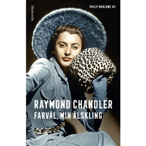 Farväl, min älskling (inbunden) - »Oj, vad detta håller. Språket, stämningen, skärpan.« | Jan Gradvall, DI»En författare med en ovanlig, och kanske ofrivillig, förmåga att fånga det moderna samhällets alla paradoxer.« | Mattias Hagberg, Göterborgs-Posten»Raymond Chandler är mästaren.« | The New York TimesUtan spår söker privatdetektiven Philip Marlowe en ung kvinna som försvunnit i Los Angeles. Samtidigt inträffar ett brutalt mord på nattklubben Florian s. Snart står det klart att de båda händelserna hänger samman, och Mar­lowe kastas in i en väv av korruption och skoningslöst våld.Farväl, min älskling från 1940 utspelar sig i Bay City - en fiktiv del av Santa Monica, som ännu präglas av den stora depressionen under trettiotalet - och är den andra boken om den cyniske privatspanaren Philip Marlowe. En bourbondränkt deckare, präglad av Chandlers svarta humor, som leder rakt in i den undre världens djupaste vrår, rakt in i den rasism som präglade och fortfarande präglar det amerikanska samhället.I svensk översättning av Mårten Edlund.RAYMOND CHANDLER [1888­-1959] är den ameri­kanska deckartraditionens verklige gigant, beundrad av litterära ikoner som Ian Flemming, Evelyn Waugh, J.G. Ballard och Haruki Murakami. Flera av hans romaner har filmatiserats och blivit odödliga klassiker på egen hand. Den stora sömnen och Farväl, min älskling inleder Modernistas satsning på en nyutgivning av Raymond Chandlers klassiska böcker om Philip Marlowe.»Philip Marlowe förblir arketypen fo r den urbana detektiven.« | Los Angeles Times»Han uppfann ett nytt sätt att tala om Amerika, och Amerika har aldrig varit sig likt sedan dess.« | Paul Auster    Format Inbunden   Omfång 278 sidor   Språk Svenska   Förlag Modernista   Utgivningsdatum 2017-06-20   Medverkande Mårten Edlund   Medverkande Lars Sundh   ISBN 9789174996838  
