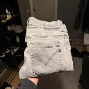 Dondup jeans ljusgrå  - Säljer ett par ljusgrå  jeans från DONDUP i modellen George - skinny fit i storlek 31. De är i superfint skick, kan också tänka mig byten! skriv vid frågor eller funderingar !