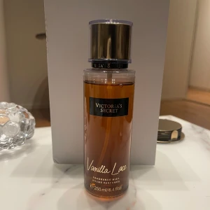 Vanilla Lace Body Mist från Victoria's Secret - 250ml , väldigt lite använd. 