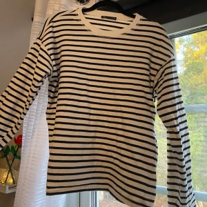 Randig tröja från Zara - Säljer en randig tröja från Zara i svart och vit i storlek S. Perfekt för både vardag och lite mer avslappnade tillfällen. Tröjan har långa ärmar och är gjord i ett mjukt material. Använd ett fåtal gånger🌟