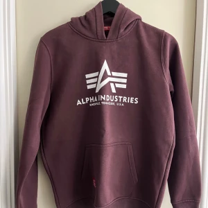 Alpha Industries hoodie - Vinröd Alpha Industries hoodie