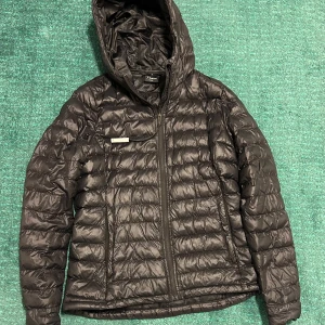 Svart dunjacka från Everest - Säljer en snygg och varm svart lättviktsdunjacka från Everest. Passar perfekt för både höst och vinter! Väldigt bra skick. Storlek 40 men är mer som en 38:a. Nypris 999:- Läs mer här: https://www.stadium.se/dam/damklader/jackor/vinterjackor/395166101106/everest.w-liner-hood-jacket.black?gad_source=1&gbraid=0AAAAAD4Z7V9E