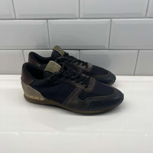Valentino rockrunners  - Säljer nu dessa snygga skorna för ett billigt pris || nypris≈6000kr, vårat pris: 1999kr || använt skick, cond: 7,5/10 || storlek: 43,5 || perfekta och snygga skor nu till vintern || vid fler frågor eller funderingar hör av dig :)