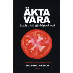 Vad är det egentligen vi stoppar i oss? Frågan släpper inte taget om de tiotusentals svenskar som läst Den hemlige kocken - det okända fusket med maten på din tallrik, en bok som skakat livsmedelsindustrin i dess grundvalar. Runt middagsbord, i fikarum, på bloggar och i TV-kanalernas debattsoffor talas det som aldrig förr om den fejkade mat som vi varje dag lägger i kundvagnen. Vi konsumenter inser plötsligt att vi är grundlurade av de stora livsmedelskedjornas utbud, rikt på tillsatser men fattigt på råvaror. Men vad ska man då äta, är den givna följdfrågan från den omskakade matkunden. Och hur hittar man de genuina och oförfalskade livsmedlen? Är majskycklingen verkligen bättre? Finns det någon skinka värd namnet? Varifrån får laxen sin färg och vad innehåller egentligen fiskpinnarna? Svaren på dessa frågor och många fler ger Mats-Eric Nilsson i sin nya bok Äkta vara. Här bjuder han på fler avslöjanden av det utbredda matfusket och tipsar samtidigt om mängder av goda alternativ. Denna shoppingguide är en detaljerad genomgång av 200 livsmedel och förhoppningen är att den ska få följa med sina läsare ända in i butiken. Dessutom innehåller boken: - Så läser du en innehållsförteckning - Här är de vanligaste tillsatserna - Lär dig att genomskåda reklamspråket (