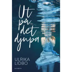 16-åriga Lina står i skuggan av sin storasyster. När de var små trodde folk att de var tvillingar. Det är det ingen som tror längre Lina önskar att allt kunde bli som förr, när det bara var de två, men Sanna hänger jämt med sin kille. Dessutom luktar hon skumt, och har hemliga tabletter inlåsta i nedersta skrivbordslådan. Sommarlovet ter sig som en plåga, men när allt känns som värst dyker coola Jessica Stolt upp och vill bli Linas kompis. Jessica övertalar Lina att de ska lära känna killarna i Stangänget, som röker och hänger i Stadsparken. Sannas gamla gäng. När Ludvig, en av killarna, fattar tycke för Lina, bjuder sommaren plötsligt på ett hav av nya möjligheter. Önskan om att vara en i gänget får Lina att rucka på löftet hon en gång gav sig själv: att aldrig dricka eller ta droger. Samtidigt som storasyster Sanna sjunker allt längre ner i sitt missbruk, driver Lina omedvetet åt samma håll. Ulrika Lidbo är författare och journalist. För debutromanen Decembergatans hungriga andar tilldelades hon Slangbellan för bästa debutroman 2010. Ut på det djupa är hennes fjärde ungdomsroman.  