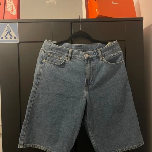 Sweet skbts jorts  - Helt nya sweet skbts jorts, aldrig använda. Storlek xs men passar definitivt S också då dem är rätt så baggy och långa. Hör av er vid frågor eller fler bilder🤝✅