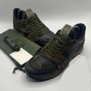 Valentino Rockrunners Skor - Valentino Rockrunner Skor | Detta är marknadens fetaste, populäraste & mest eftertraktade sko nu inför vintern & hösten! | Skick 9/10, EXTREMT bra! | Storlek 42, men passar nog även 43 då de är lite större i storleken enligt oss | Dustbags och extra snören medföljer | Priset är alltid diskuterbart vid snabb affär! | Nypris 8000kr | Du får mer än gärna höra av dig vid minsta möjliga fråga eller fundering så svarar vi med glädje! |  / GardeGrisch - Registrerat företag 😄 