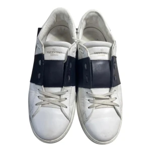 Valentino skor - Säljer mina Valentino skor. Använda men i väldigt fint skick! Dustbagen medföljer🫶🏼