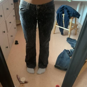 Gråa Jeans - Jeansen har en fabrikdefekt som är att de har mörkare fläckar på låren. Detta är inte smuts utan är hur jeansen blivit tvättade i fabriken. Därav priset. Utöver det så är de pyttelite slitna längst ner vid foten. Passformen är lågmidjad men inte superlow. Midjemåttet är ungefär 39 cm och är något för stora på mig som brukar bära strl 28. Innerbenslängden är 74cm . 