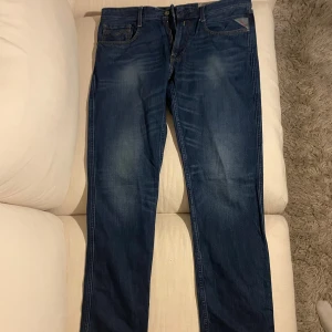 Replay anbass  - Säljer ett par replay anbass jeans i mycket bra skick. Storlek 33/32. Nypris 1700 kr