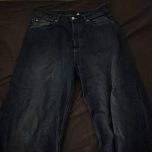 Ett par tvär feta baggy weekday jeans. Skick 9/10 dom är lite använda men inget som är fel på dom