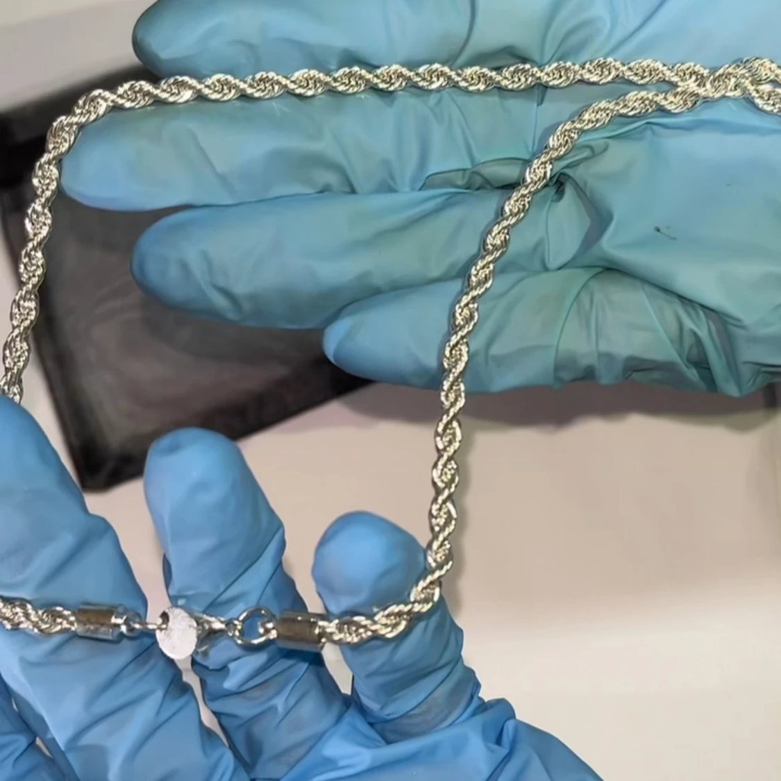 Silverfärgat halsband med tvinnad design - 90