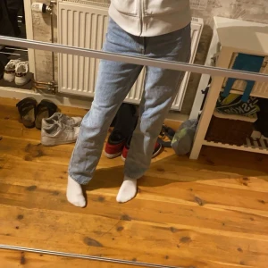 Snygga Straight Jeans  - Säljer dessa jeans från GRUNT då dom inte kommer till användning längre och jag rensar min garderob för att då plats med annat, dom har inga defekter och är väl omhändertagna! Storleken är 28 men passar både S och M. Originalpris tror jag ligger runt 500❤️