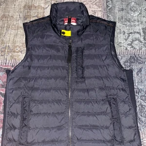 Parajumpers Remix dunväst svart - Säljer en snygg svart dunväst från Parajumpers i storlek M. Modellen är ”Remix”. Inga fel med västen, jag säljer den pågrund av att den blivit för liten för mig. Kvitto finns. Priset kan absolut diskuteras👍 skriv om ni undrar något minsta lilla.😁🔥