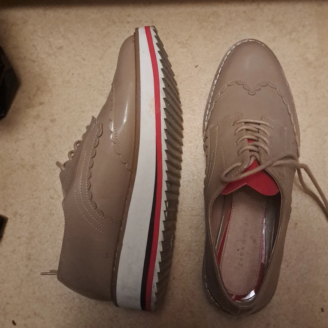 Beige brogues med röd detalj från zara - 91