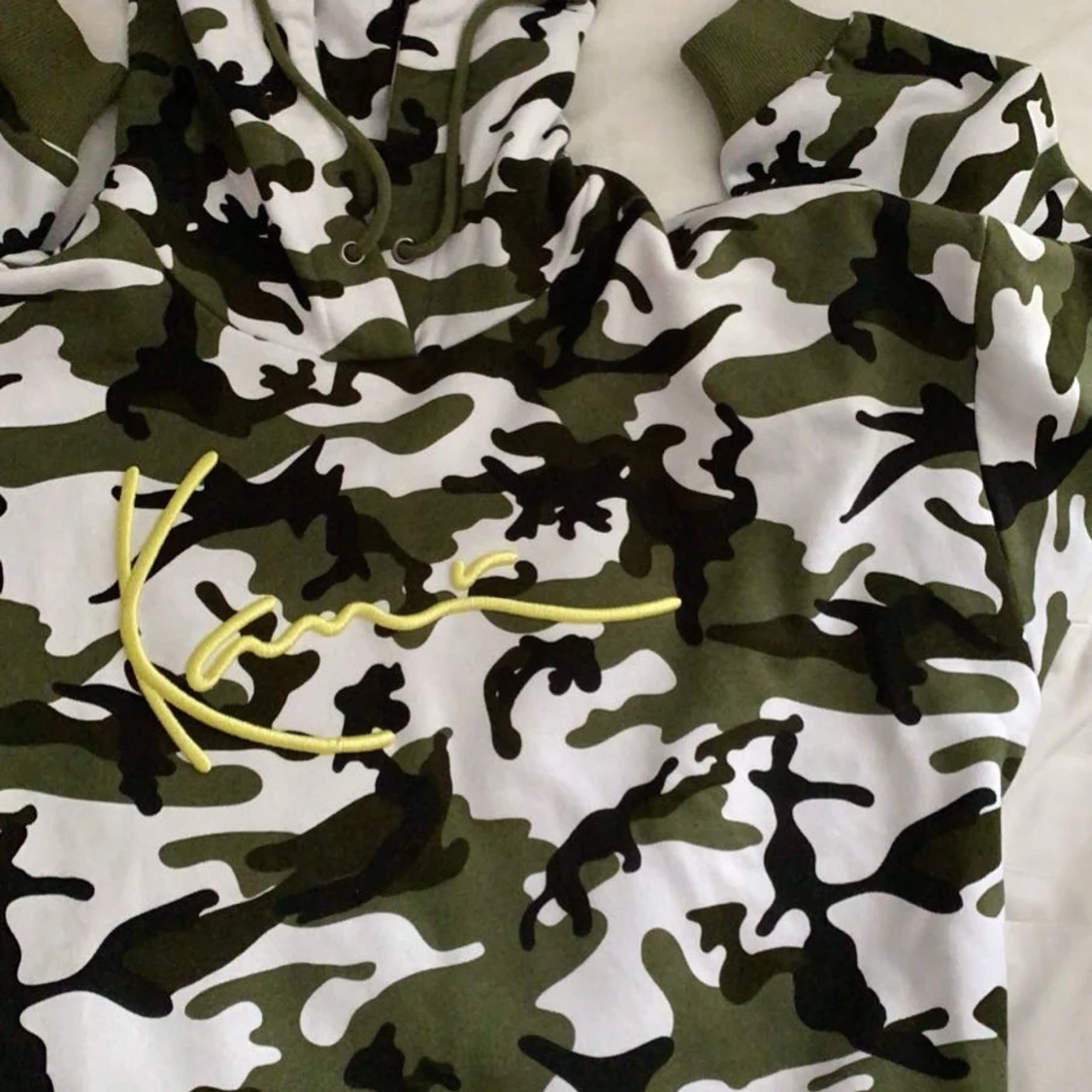 Karl Kani Camouflage hoodie med gul broderad text - 91