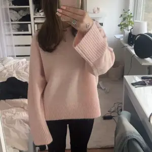 Säljer en supermysig rosa tröja från Gina Tricot. Den är i ett mjukt material och har långa ärmar. Helt ny och helt oanvänd, hör av er vid frågor!💗