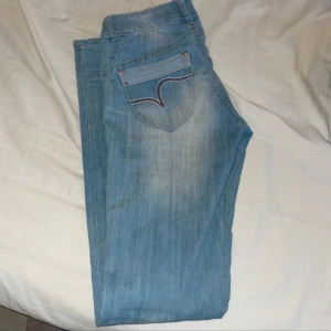 Blå jeans från Miss Panky - Säljer ett par snygga blå jeans . De har en cool tvättad look och dekorativa sömmar på bakfickorna. Perfekta för en avslappnad stil! 🦋