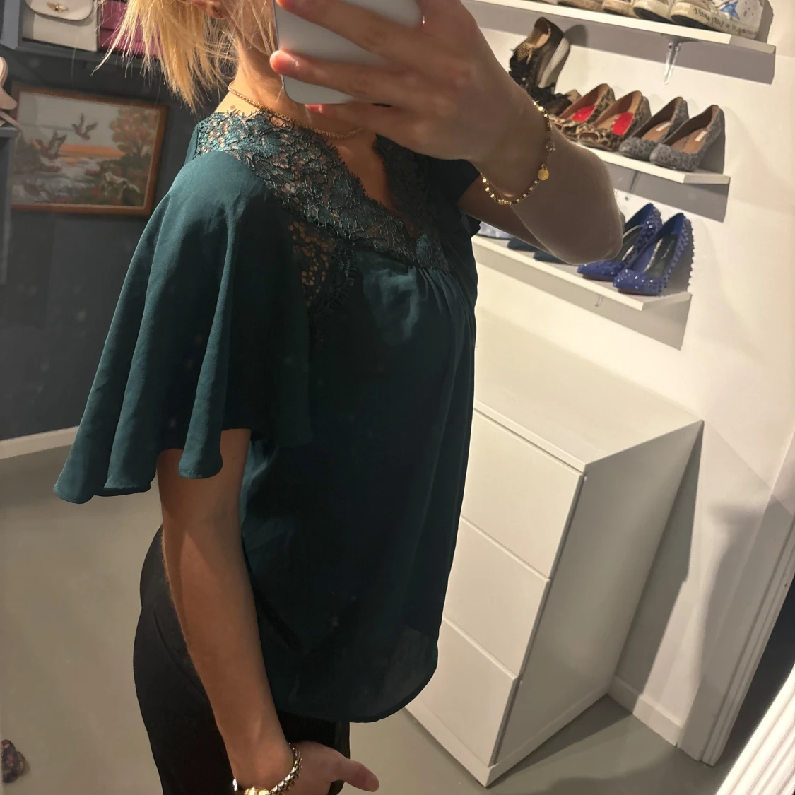 Grön blus med spetsdetaljer - 90