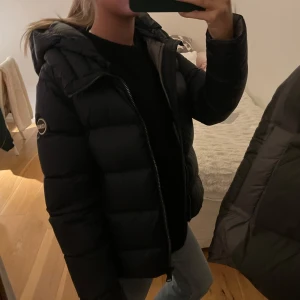 Mörkblå colmar jacka - Säljer min i princip oanvända colmar jacka, som ny! Skitsnygg men tyvärr lite för liten för mig💕 storlek 32/34, pris går att diskutera! Super varm och perfekt inför vintern