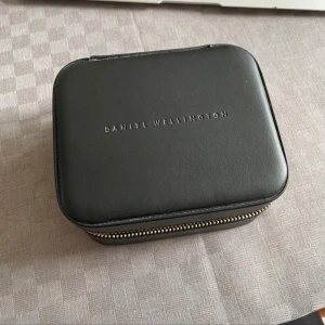 Daniel Wellington smyckesskrin  - Ganska ny smyckeskrin så är i väldigt fint skick