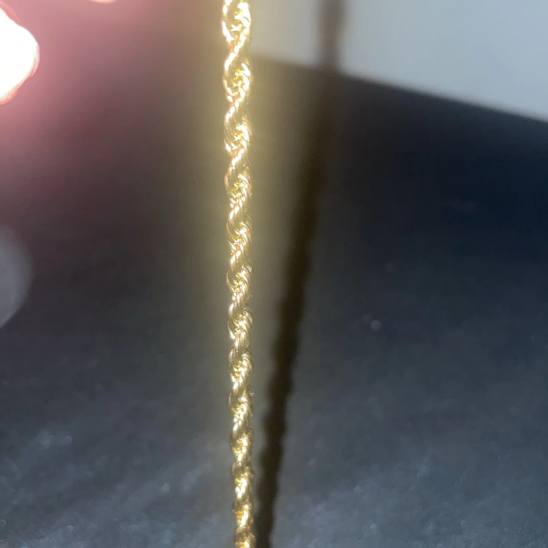 Guldigt tvinnat halsband