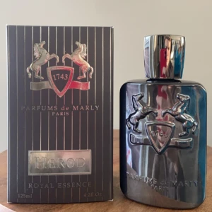 Parfums de Marly Herod Eau de Parfum - Parfums de Marly Herod 125 ml - nästan full  Säljer nu min Parfums de Marly Herod då den inte kommer till användning. Köpt i början av året och använd väldigt sparsamt, kolla bild för mängd. Pris 1700 kr, köpare står för frakt.  ❌söker ej byten❌