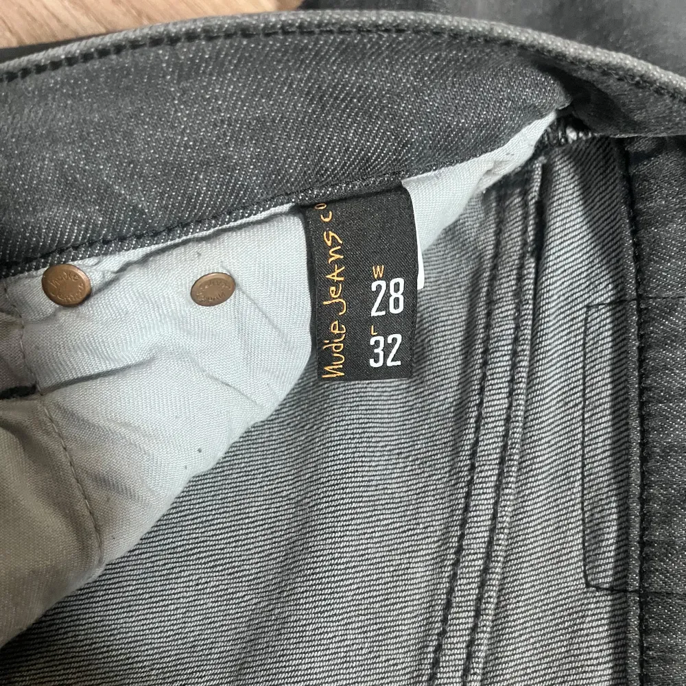 Säljer dessa Nudie jeans, dem är i väldigt bra skick utan defekter, storlek W28 L32. Jeans & Byxor.