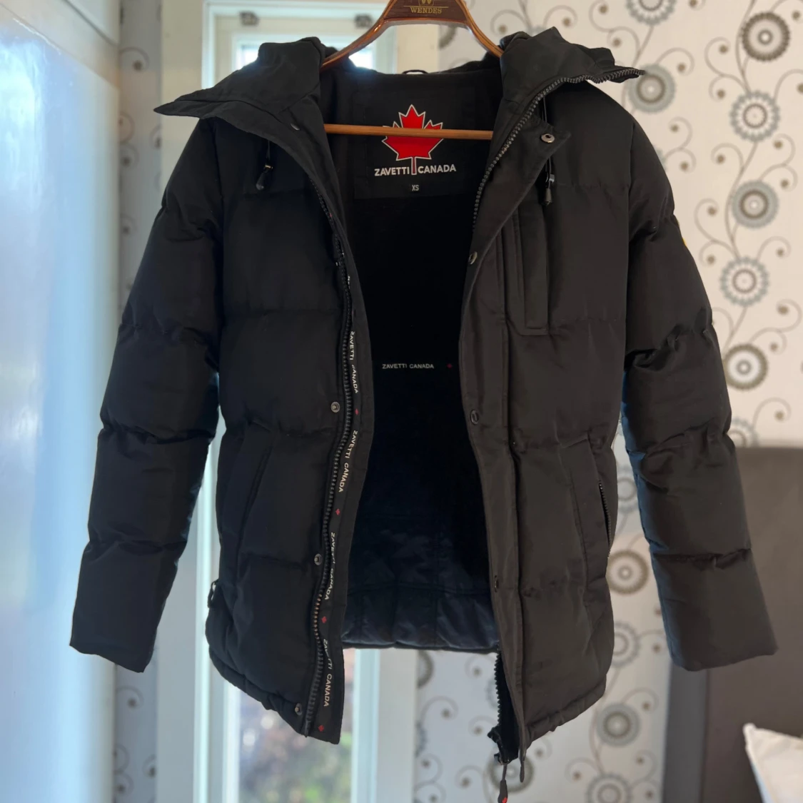 Svart dunjacka från Zavetti Canada