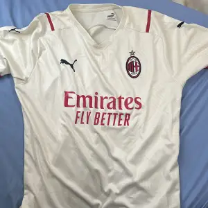 Säljer en vit AC Milan fotbollströja från Puma i mycket bra skick. Storlek L men passar mig som bär på M. Oanvänd!