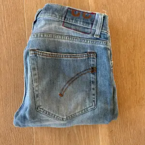 Säljer ett par  blå jeans från märket dondup i bra skick. De har en normal passform och är perfekta för vardagsbruk. Jeansen är i Storlek 32. Perfekta för både höst och vår! Bara att höra av sig vid frågor och funderingar. 