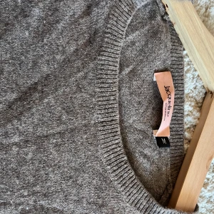 Grå tröja från Jacqueline de Yong - Säljer en stilren grå tröja från Jacqueline de Yong i storlek M. Tröjan är i bra skick och har långa ärmar med ribbade muddar. Perfekt för både höst och vinter, och passar till många olika outfits. Supermysig och enkel att matcha! 🌟