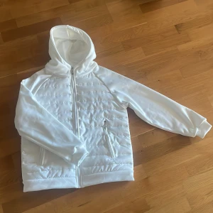 Vit cardigan jacka med huva - Säljer en snygg vit cardigan Jacka, är i mycket bra skick och passar perfekt för höst och vår.