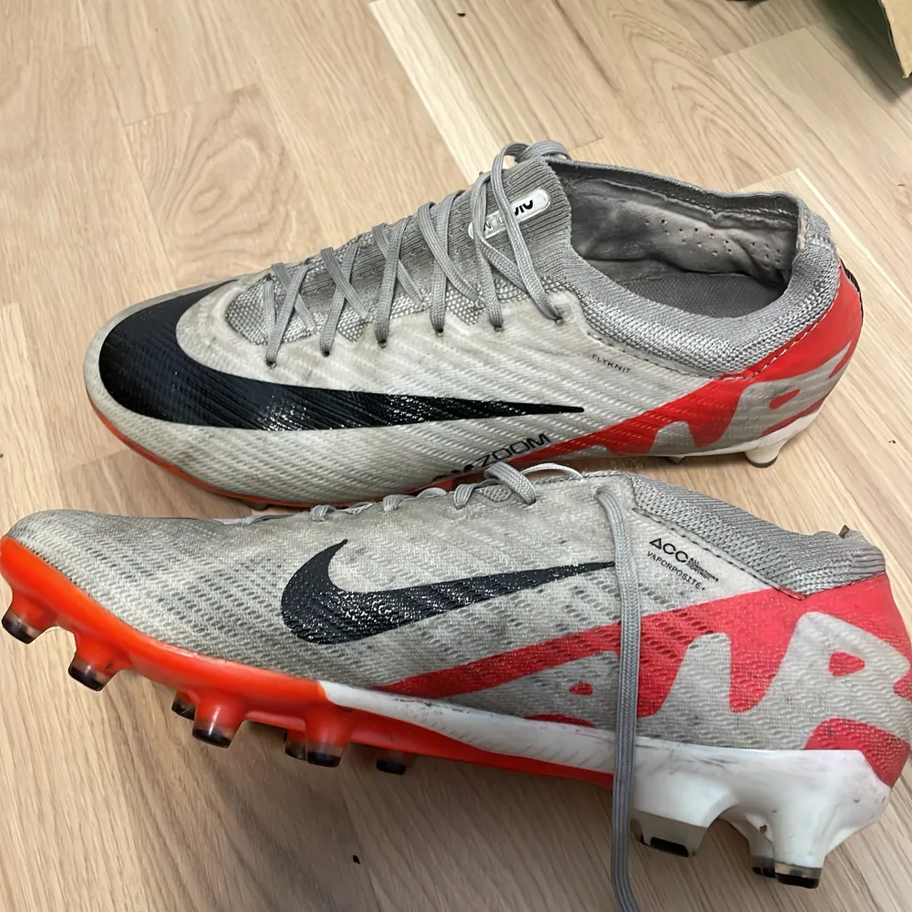 Säljer ett par grymma Nike Mercurial Vapor 15 Elite. De har ACC-teknologi för bästa grepp i alla väder och är gjorda i Flyknit-material för en tight passform. Perfekta för fotbollsspelare som vill ha både stil och funktion på planen. Sulan har en cool design med Zoom-dämpning. Jätte bra skick har använt de i ca 2 månader. Pris kan diskuteras.. Skor.