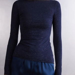 Intimissimi tröja - Fin glittrig intimissimi tröja, köpt förra året. Säljer pga att den inte kommit till användning sedans dess. Är marinblå i verkligheten.