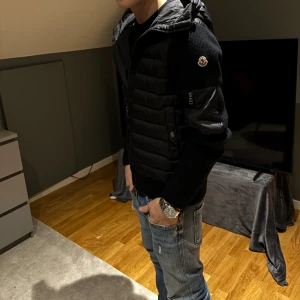 Moncler cardigan - Tja säljer denna tvär feta moncler cardigan i s helt äkta såklart han på bilden är 172 hör av dig vid minsta fundering mvh William!