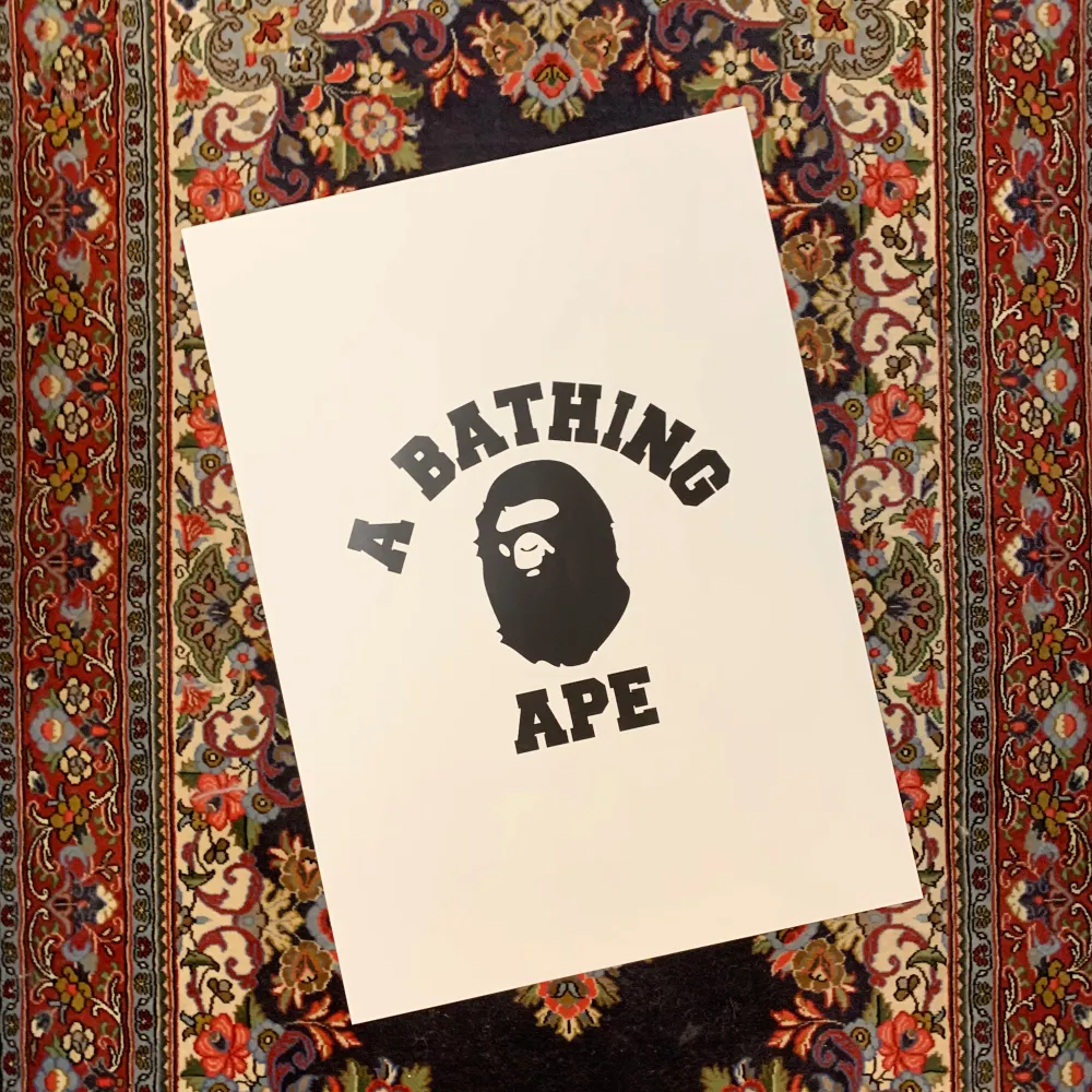 Säljer en stilren poster från A Bathing Ape med deras ikoniska logga. Perfekt för att ge ditt rum en cool och urban känsla. köp 1 för 80 kr eller 2 för 100 kr. 50x70m. Väskor.