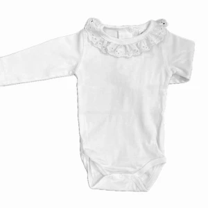Vit långärmad body med spetsdetalj -  Vit body med långa ärmar och en fin spetsdetalj runt halsen. 