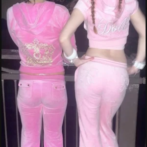 SÖKERR! - SÖKERR vintage juicy från 2000-talet rosa röd blå marinblå elr ljusrosa i strl S Eller M gärna till ett rimligt pris gärna i ett bra skick