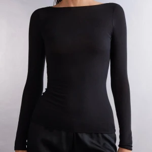 Intimissimi tröja  - Säljer min nästan helt oanvända intimissimi tröja pga den inte kommer till användning. Inga defekter, jätteskön och snygg!