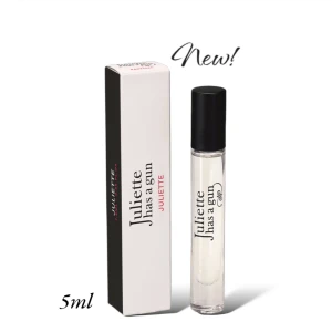 Ny! Juliette Has a Gun Juliette Parfym 5ml - Säljer en elegant och stilren parfym från Juliette Has a Gun i en smidig 5ml flaska. Perfekt för att ha med sig i väskan! Flaskan är genomskinlig med en svart kork och kommer i en vit kartong med svart text. En doft som passar både till vardags och fest. Nypris 220:-