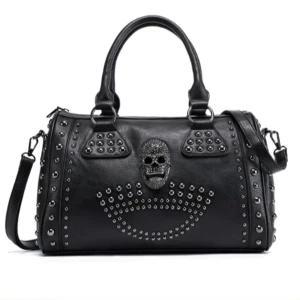 Svart handväska med dödskalle och nitar - Cool svart handväska i skinn med en unik dödskalle-design framtill. Jag älskar verkligen denna väska men har fått en annan och känner att denna inte kommer till användning, denna väska har jag använt ungefär 3 gånger❤️ Jag köpte denna på temu för 580kr och säljer vidare den för 350💗🫰