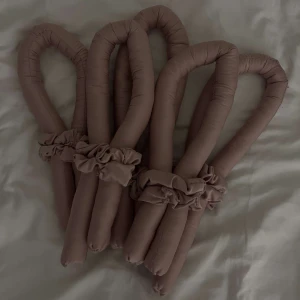 Dreamcurls Signature Pink - DreamCurls Signature Pink Pris: 199kr +frakt  Storlek: 90cm & 100cm   Våra heatlesscurls är längdanpaasade för att passa alla längder på hår. Vi använder oss även utav återvunnen fyllning för att minska utsläpp. Tyget är av satin för att bevara hårkvaliten och minska slitage. 