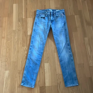 Blå jeans från Replay - Säljer ett par snygga blå jeans från Replay i modellen Anbass. Helt nya och aldrig andvända då dem inte passar.